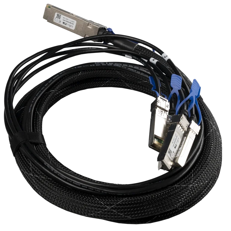Cable adaptador QSFP28 a 4x SFP28. Permite conectar varios dispositivos de 25 Gigabit a sus dispositivos CCR2216/CRS504.